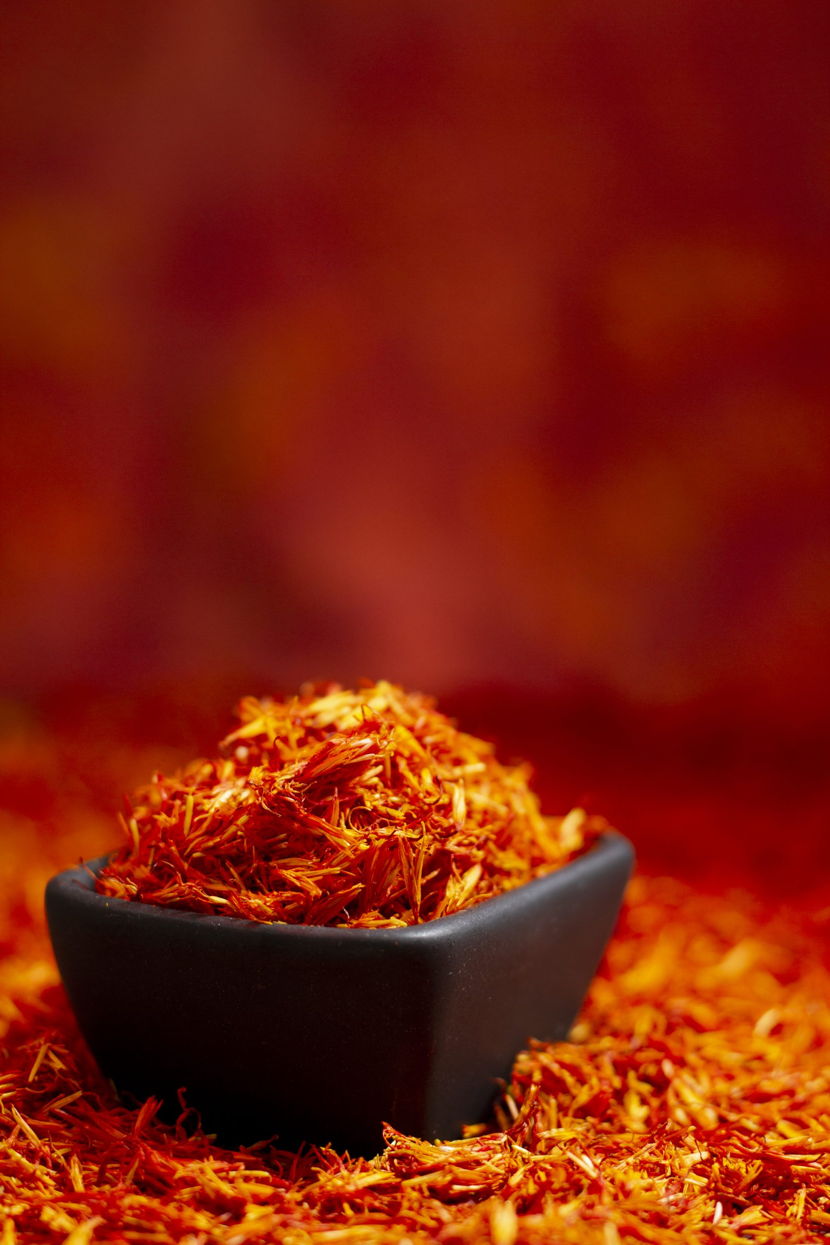 saffron-still-life-arrangement-with-copy-space