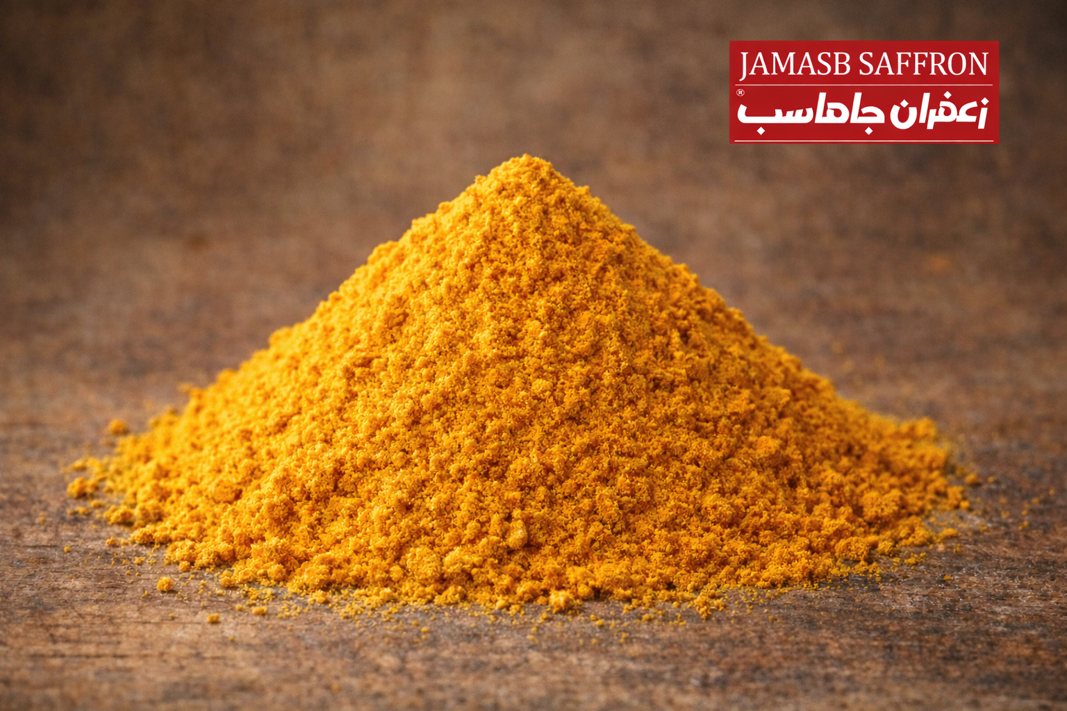 پودر زردچوبه درخشان و خالص در ظرف چوبی در کنار قلم زردچوبه - فروشگاه زعفران جاماسب
