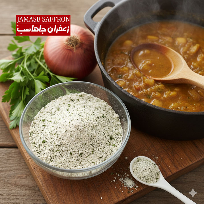 ترکیب سبز و سفید رنگ ادویه پیاز و جعفری خشک شده در یک کاسه شیشه‌ای شفاف، در کنار یک قابلمه سوپ یا خورش داغ در حال جوشیدن، با یک پیاز قرمز تازه و یک دسته جعفری نشسته در کنار آن برای نشان دادن جایگزینی آسان.