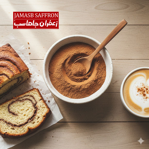 یک کاسه سرامیکی سفید پر از پودر دارچین قهوهای رنگ در مرکز تصویر، با یک قاشق چوبی که در آن قرار دارد. در سمت چپ، یک برش ضخیم و مرطوب از کیک دارچینی تازه پخته شده با بافت اسفنجی دیده میشود. در سمت راست، یک فنجان چینی سفید پر از قهوه لاته قرار دارد که روی فوم آن با پودر دارچین یک طرح قلب ساده ایجاد شده است. تمامی این المانها روی یک تخته چوبی روشن و طبیعی قرار گرفتهاند که بافت چوب آن مشخص است.