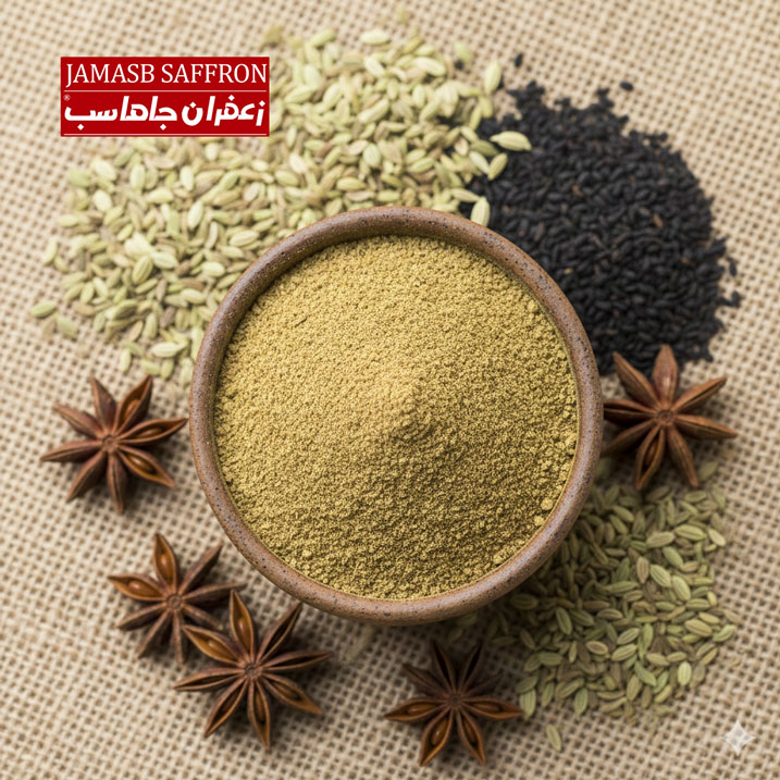 پودر یکدست و نرم ادویه چهار زیره به رنگ قهوه‌ای روشن در یک کاسه سفالی کوچک، در کنار دانه‌های کامل زیره سبز، زیره سیاه، رازیانه و انیسون برای نمایش اجزاء، روی یک پارچه کنفی طبیعی.