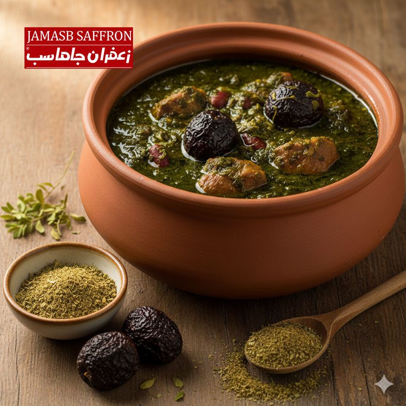 تصویری از یک قابلمه سفالی پر از خورشت قورمه سبزی جاافتاده و روغن‌انداخته، در کنار یک کاسه کوچک حاوی ادویه سبز-قهوه‌ای رنگ این خورشت و مواد کلیدی آن مانند لیمو عمانی و برگ‌های شنبلیله خشک روی یک پس‌زمینه چوبی گرم.