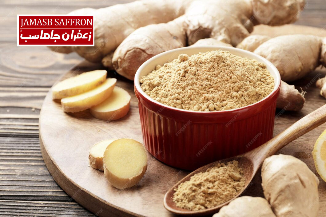 ظرف حاوی پودر زنجبیل خالص زرد رنگ با بافت نرم در کنار ریشه زنجبیل تازه برند زعفران جاماسب