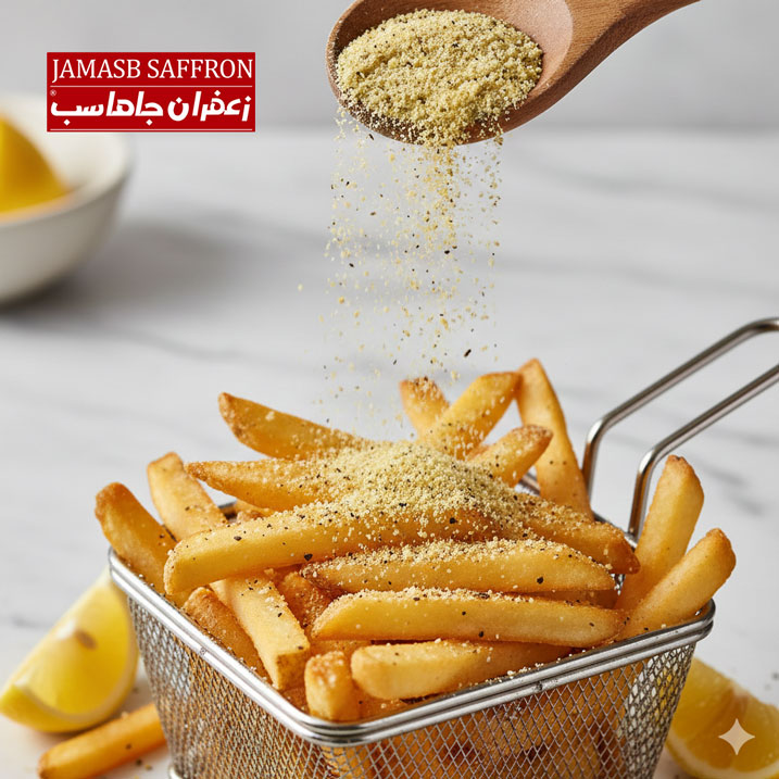 پودر زرد روشن و کِرِم رنگ ادویه لیمو فلفلی در حال ریختن از یک قاشق چوبی بر روی بستری از تکه‌های طلایی و داغ سیب‌زمینی سرخ‌کرده، با هایلایت‌های نوری بر روی ذرات پودر و پس‌زمینه‌ی سنگ مرمر روشن و مدرن.