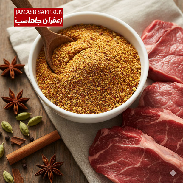 پودر ادویه گوشتی با رنگ‌های گرم نارنجی، قهوه‌ای و زرد در یک کاسه سرامیکی سفید، در کنار تکه‌های گوشت قرمز آبدار و یک قاشق چوبی پر از ادویه.