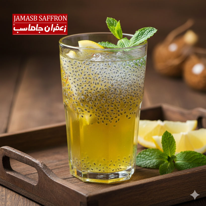 دانه‌های سیاه و براق تخم شربتی در حال تشکیل هاله ژلاتینی شفاف در یک لیوان شیشه‌ای بلند پر از شربت زعفرانی زردرنگ، با برش‌های لیموترش تازه و برگ‌های نعناع روی یک سینی چوبی.