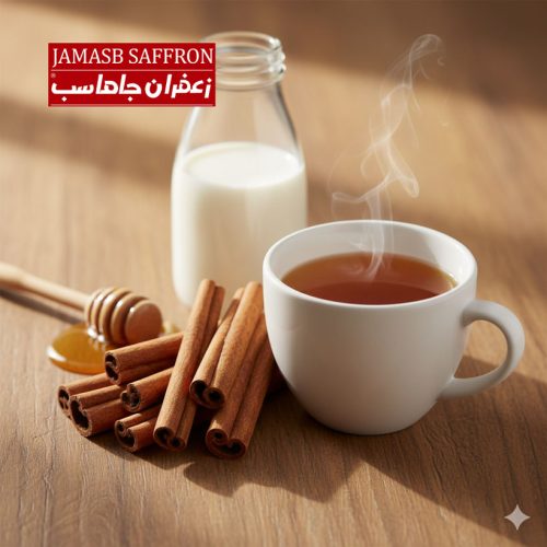چند عدد چوب دارچین لوله‌ای قهوه‌ای رنگ و با کیفیت، در کنار یک فنجان سفید پر از دمنوش کهربایی رنگ دارچین، یک شیشه شیر سفید و یک قاشق چوبی عسل، بر روی یک سطح چوبی گرم با نور طبیعی ملایم. ترکیبی از سادگی و حس آرامش.