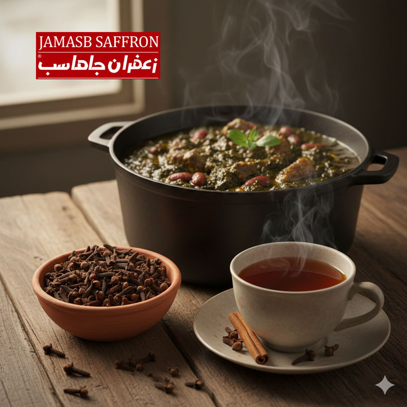 میخک‌های کامل و مرغوب با رنگ قهوه‌ای تیره، در یک ظرف سفالی کوچک، کنار یک قابلمه خورش قورمه سبزی و یک فنجان چای دارچین، بر روی یک پس‌زمینه چوبی طبیعی با نورگیر مناسب که بر بافت و کیفیت میخک‌ها تأکید دارد.