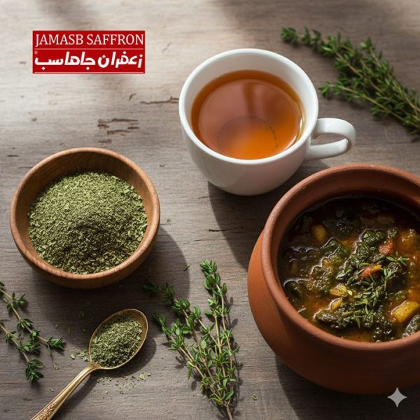 در سمت چپ تصویر، پودر سبز تیره و نرم آویشن شیرازی در یک کاسه چوبی کوچک ریخته شده است. در سمت راست، یک فنجان سفید پر از چای طلایی رنگ آویشن در کنار یک قابلمه سفالی حاوی خورشت قورمه سبزی قرار دارد.